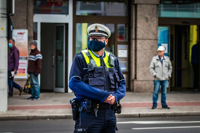 Rendőrökre lövöldözött egy férfi egy náci dokumentációs központnál Münchenben, a támadó meghalt