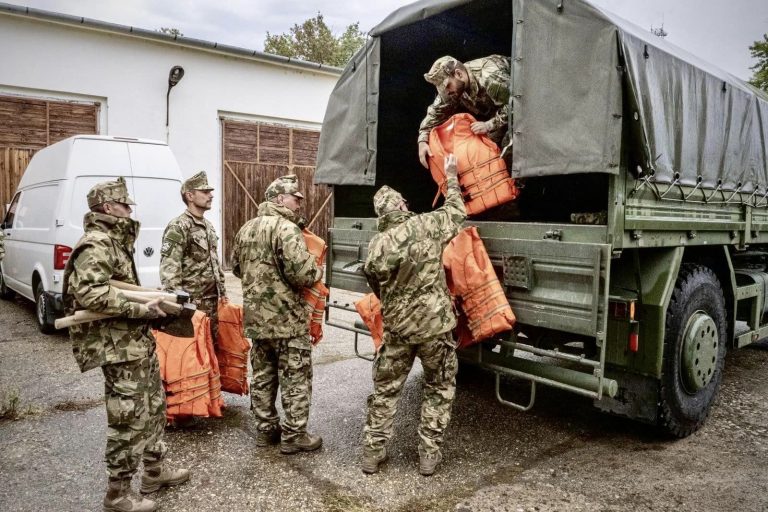 Árvízhelyzet: már úton vannak a lánctalpas kétéltű járművek Szentesről Pilismarótra