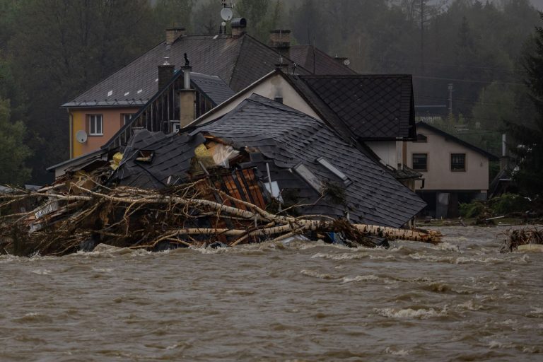 Videón, ahogy helikopterrel mentik ki a cseh tűzoltókat a vízben álló tűzoltóautók tetejéről