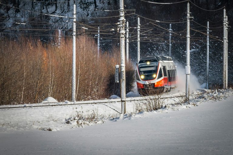 Az osztrák vasúttársaság módosította közlekedését, keddig nem is javasolják, hogy vonattal utazzunk Ausztriába