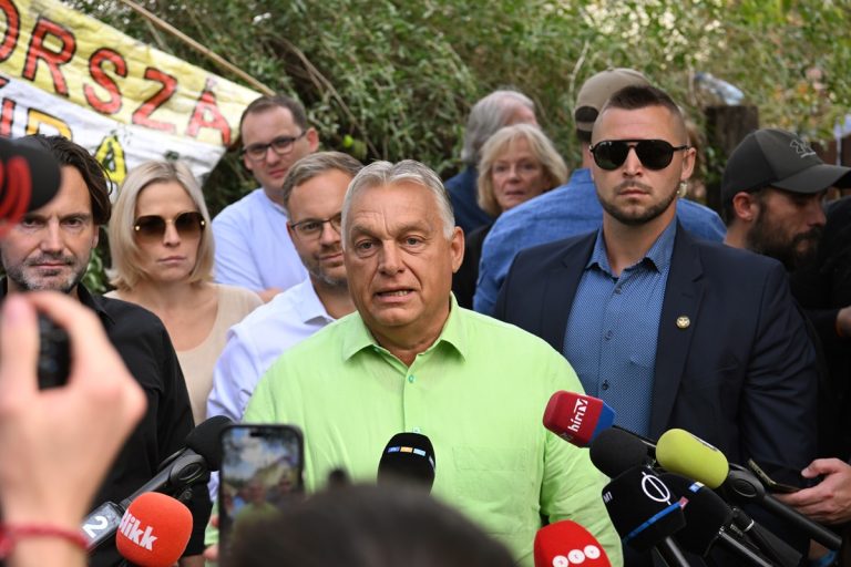 Orbán Viktor telefonját is elkobozzák a kormányülés alatt