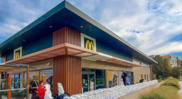 Az árvíz miatt zárva a váci McDonald’s, homokzsákokkal vették körbe