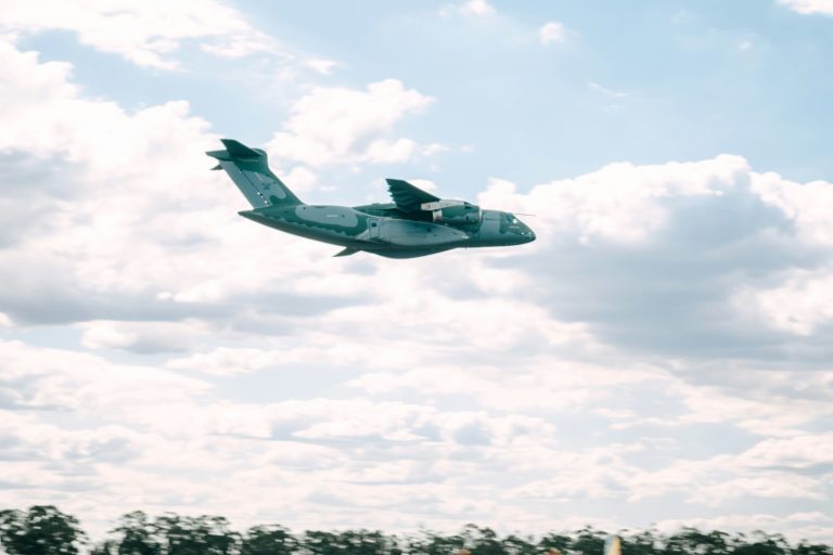 Megérkezett a Magyar Honvédség első Embraer KC-390 szállítógépe