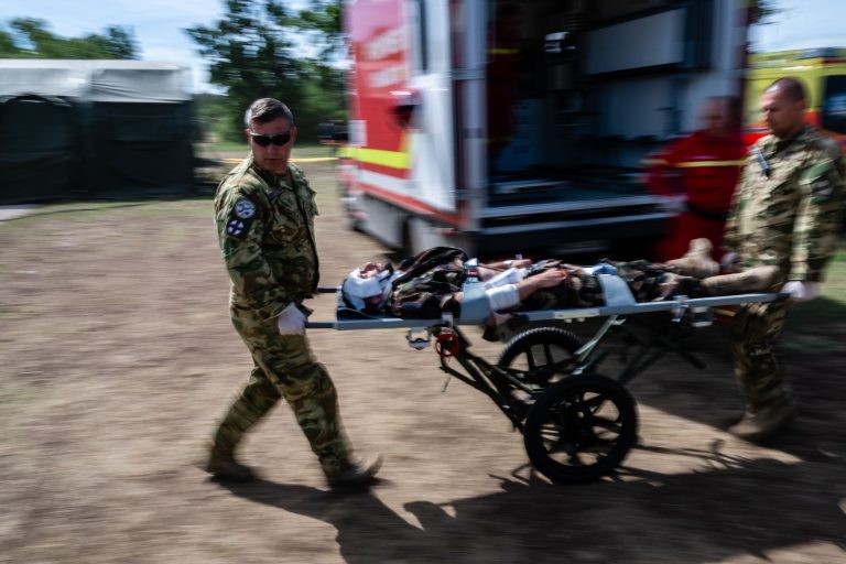 Pénteken két balesetnél is magyar katonák siettek a sérültek segítségére (fotók)