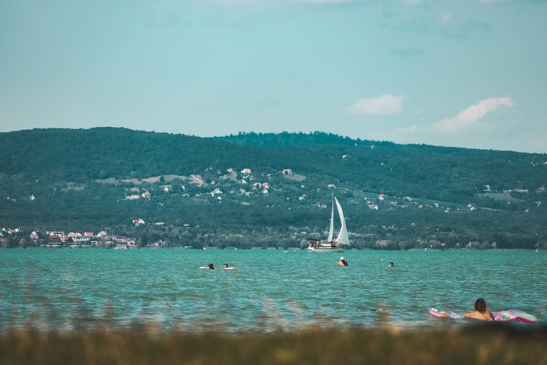 Immár hivatalos: szennyvíz került a Balatonba, ezért zártak be egy népszerű strandot