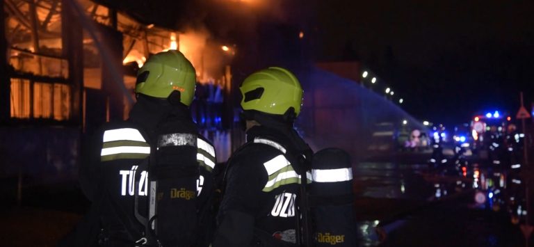 Videón a hatalmas újpesti raktártűz, a TEK emberei lőtték ki a felhevült gázpalackokat (videó)