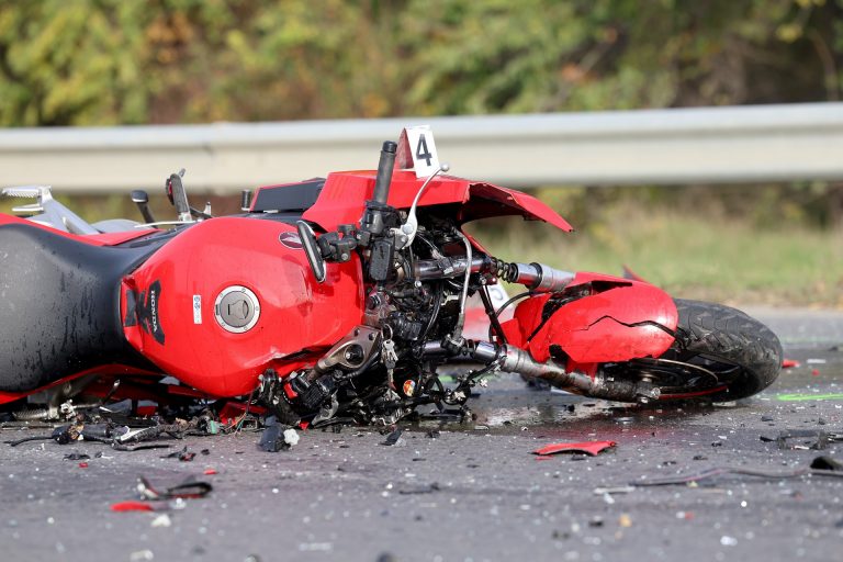 Helyszíni fotókon a Tiszapalkonyán történt halálos motorbaleset