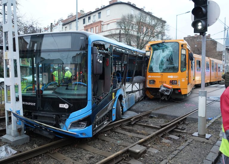 Videón, ahogyan kizuhan a zuglói busz vezetője a villamosbalesetben