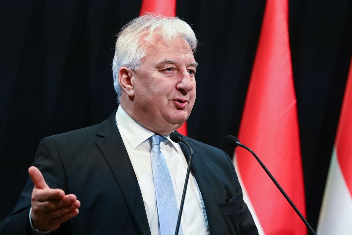 Semjén Zsolt azt állítja, fogalma sem volt Pajor atya ügyeiről, akit kitüntetett