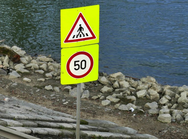 Péntektől 50 km/h lesz a megengedett sebesség a Budai alsó rakparton