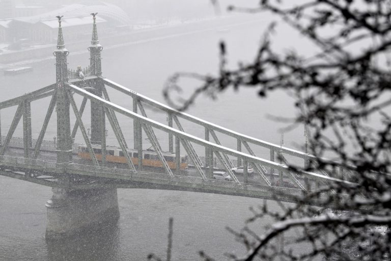 Látványos fotókon a hó borította Budapest