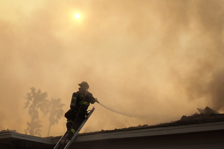 Los Angeles-i tűzvész: őrizetbe vettek valakit gyújtogatás vádján, nőtt a halottak száma