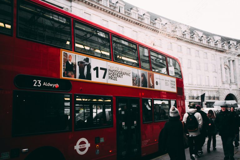 Két kiskorút keresnek egy londoni buszon halálra szúrt 14 éves fiú miatt