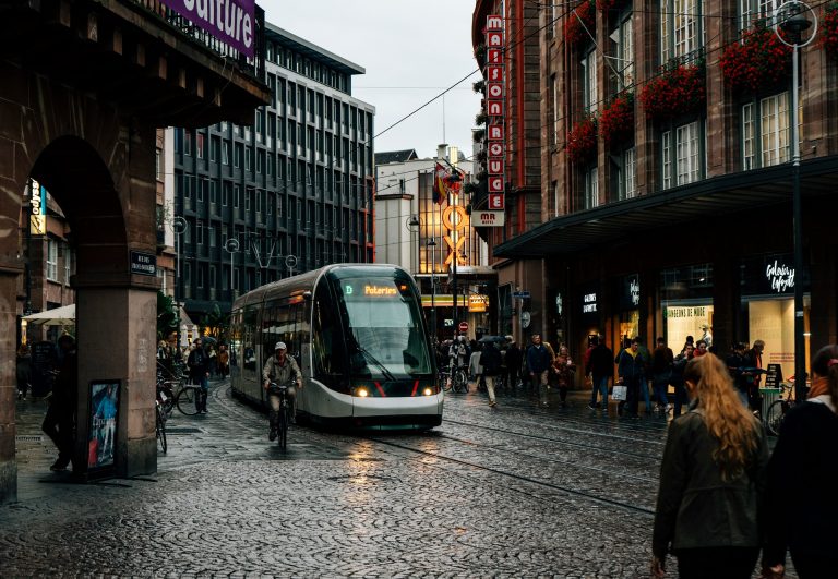 Súlyos villamosbaleset történt Strasbourgban, többen az életükért küzdhetnek (videó)