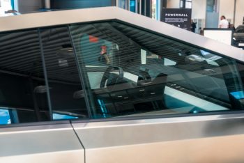 Üzemanyaggal és tűzijátékkal töltött Tesla robbant fel Trump Vegas-i szállodája előtt (videó)