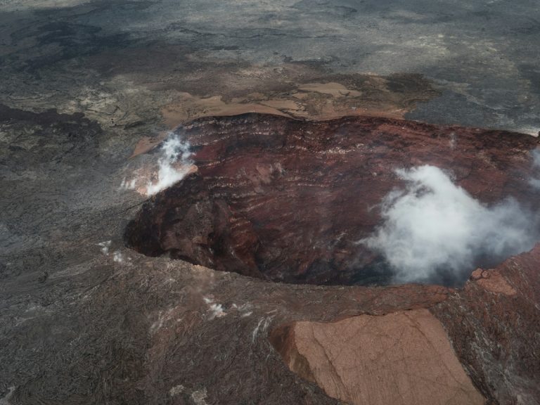 Élőben közvetítik, amint láva árad egy kitörő vulkánból Hawaiin