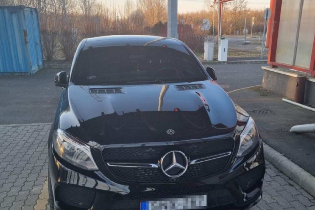 Egy nagyon drága Mercedest kapcsoltak le a határon