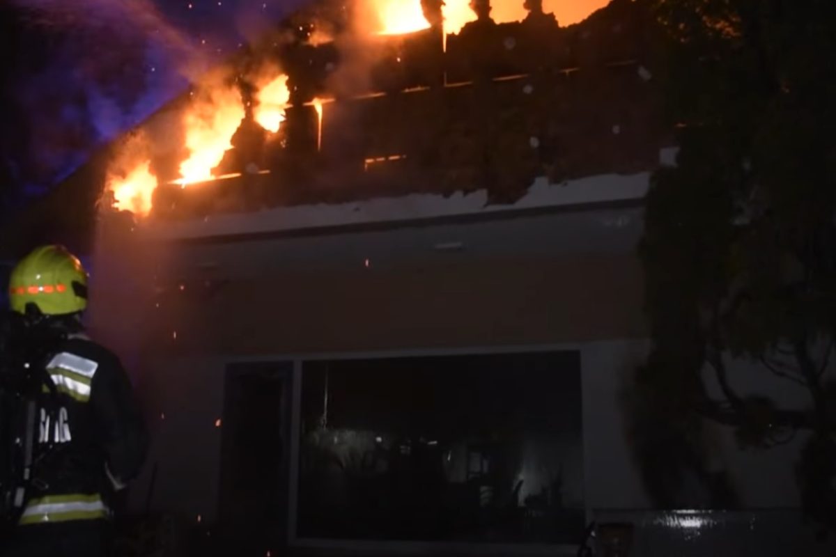 Így lángolt kedd hajnalban Budapesten egy nagy családi ház