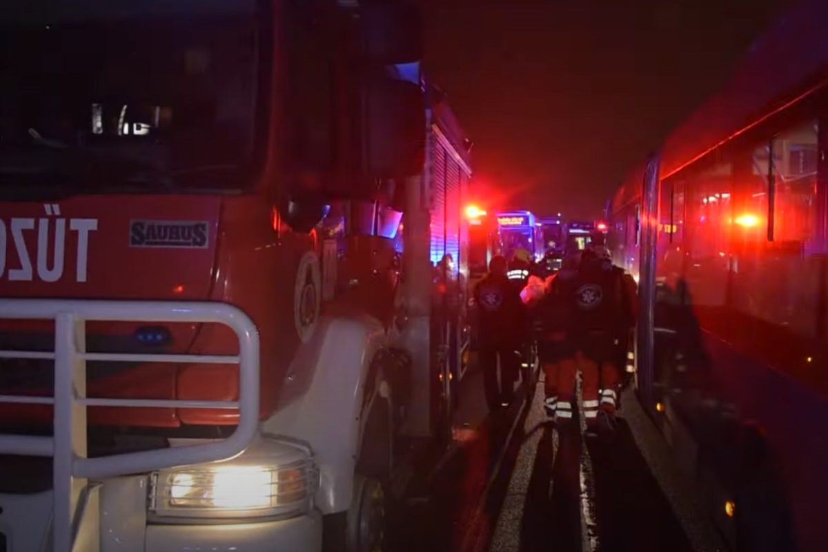 Videón a súlyos BKK-buszbaleset mentése