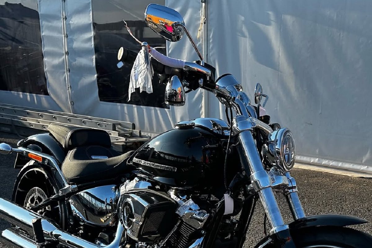 Megérkezett Rácz Jenő Harley Davidson motorja, komoly darab