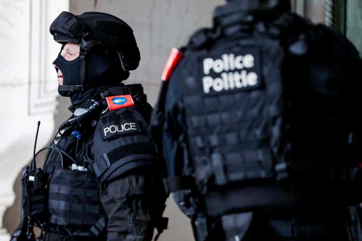 Fegyveresek tüzet nyitottak Brüsszel belvárosában, hajtóvadászat indult