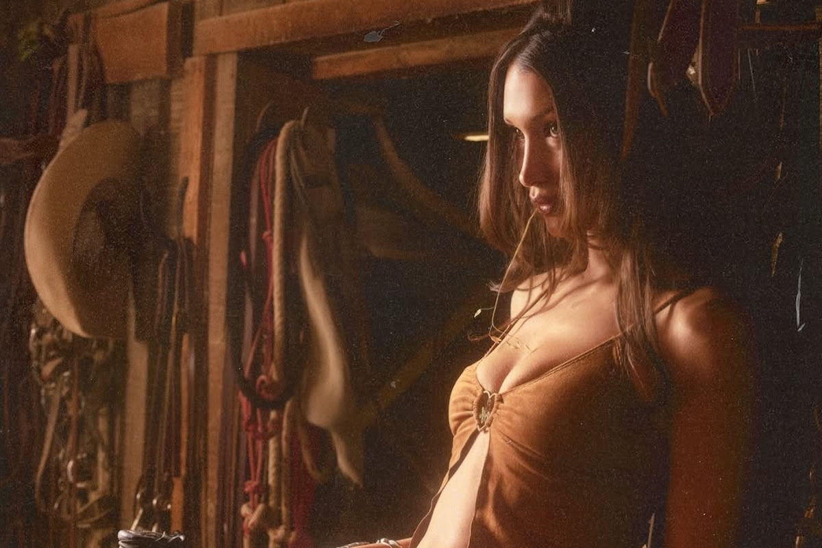 Tűzbe jöttek a rajongók Bella Hadid új fotói láttán