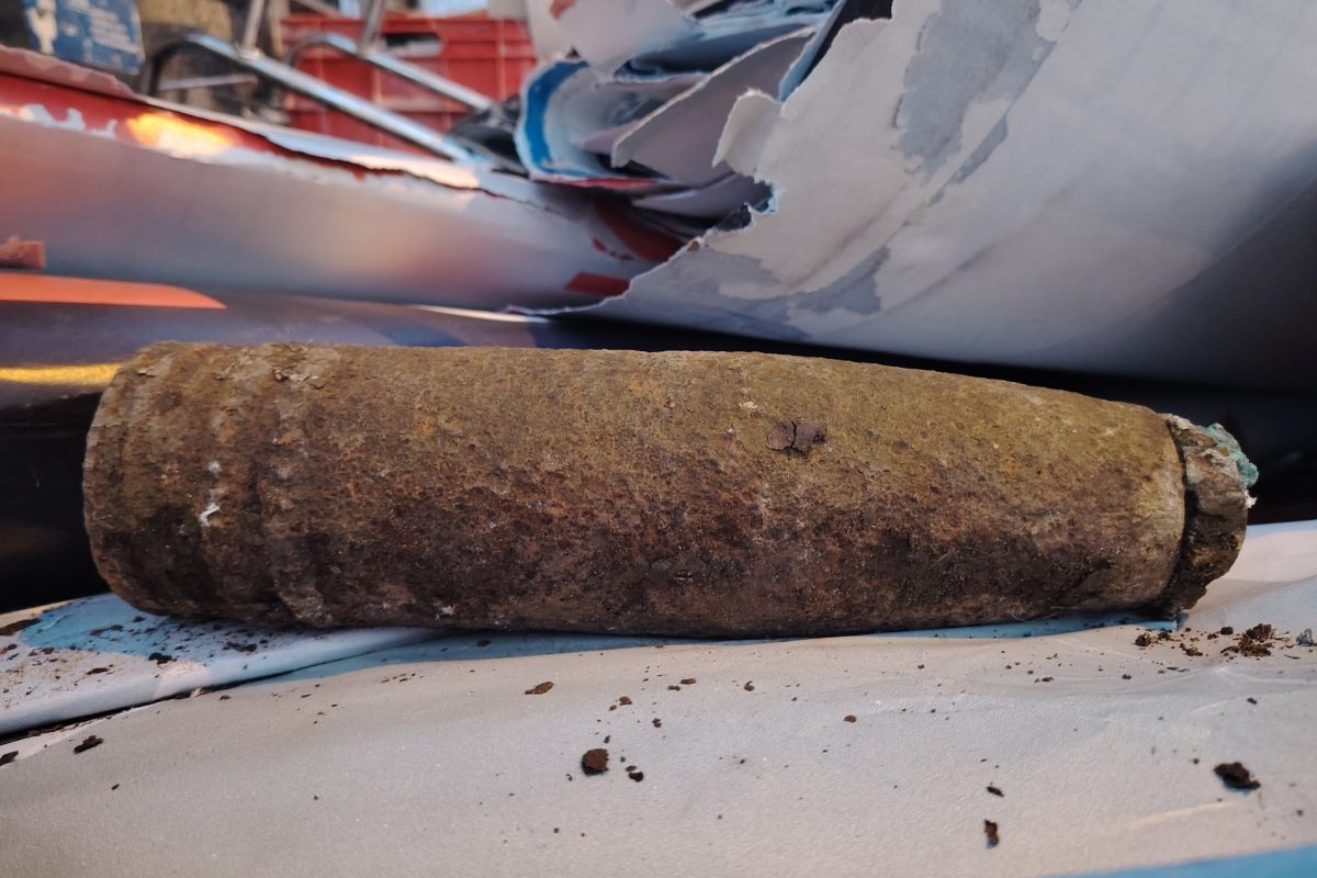 Második világháborús tüzérségi gránátot szállítottak teherautón a tűzszerészekhez