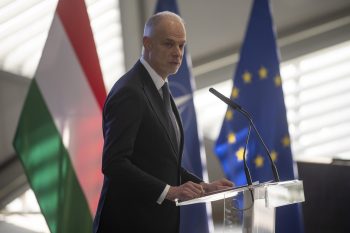 Magyar Péter azonnali távozásra szólította fel Szalay-Bobrovniczky Kristóf honvédelmi minisztert