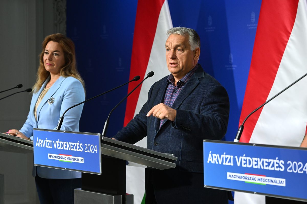 Egy idős nyugdíjas párnál tett látogatást Orbán Viktor (videó)