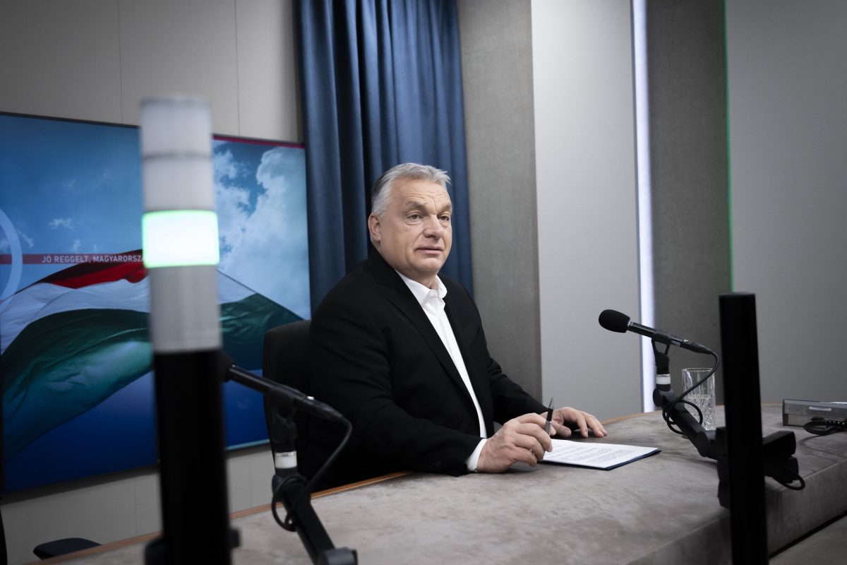 Meglepetést vásárolt Orbán Viktor a benzinkúton (videó)