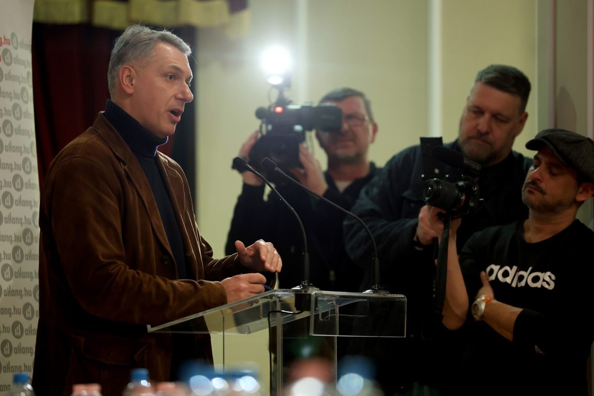 Lázár János semmilyen szerződést nem hajlandó aláírni a Strabaggal