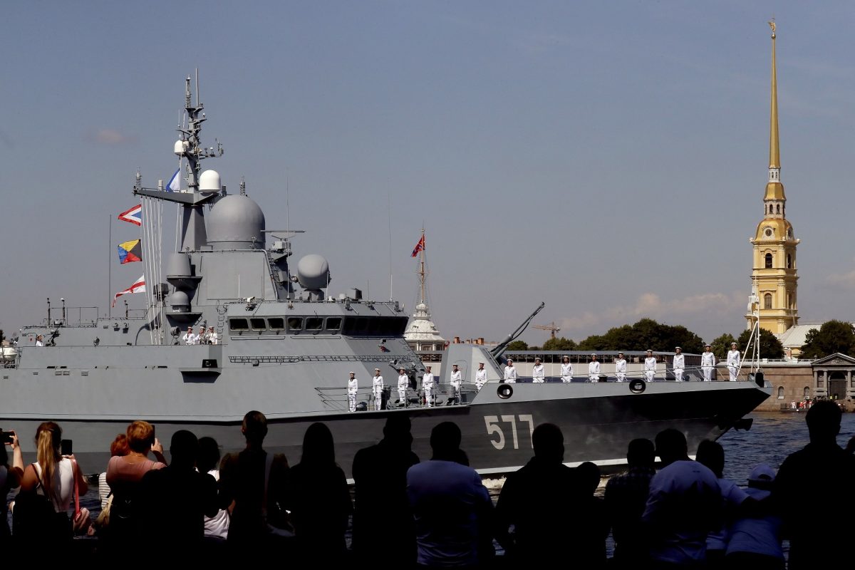 Váratlan helyszínen tartott lőgyakorlatot az orosz haditengerészet egyik legerősebb hadihajója