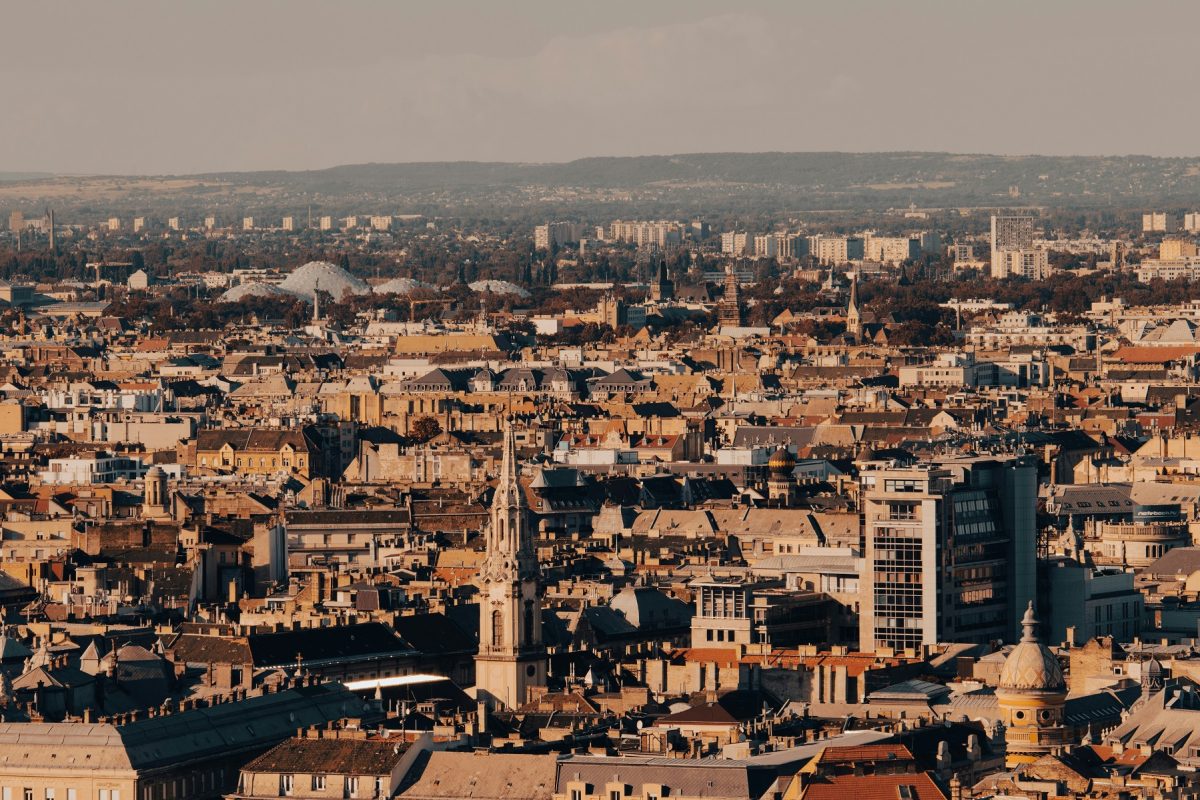 Végre van minek örülni az időjárás kapcsán, néhol meglepően meleg lesz kedden
