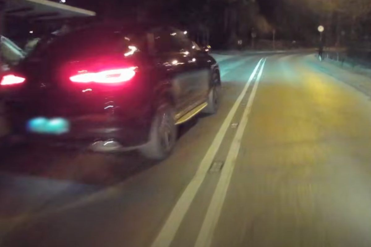 Busz kamerája rögzítette az ámokfutó Mercedest a Törökbálinti úton