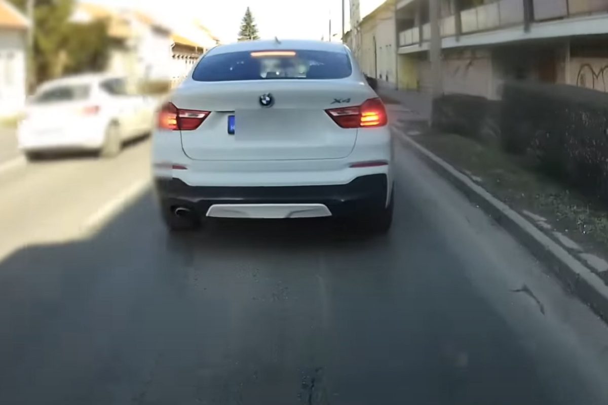 Utasokkal teli busz előtt büntetőfékezett egy BMW-s (videó)