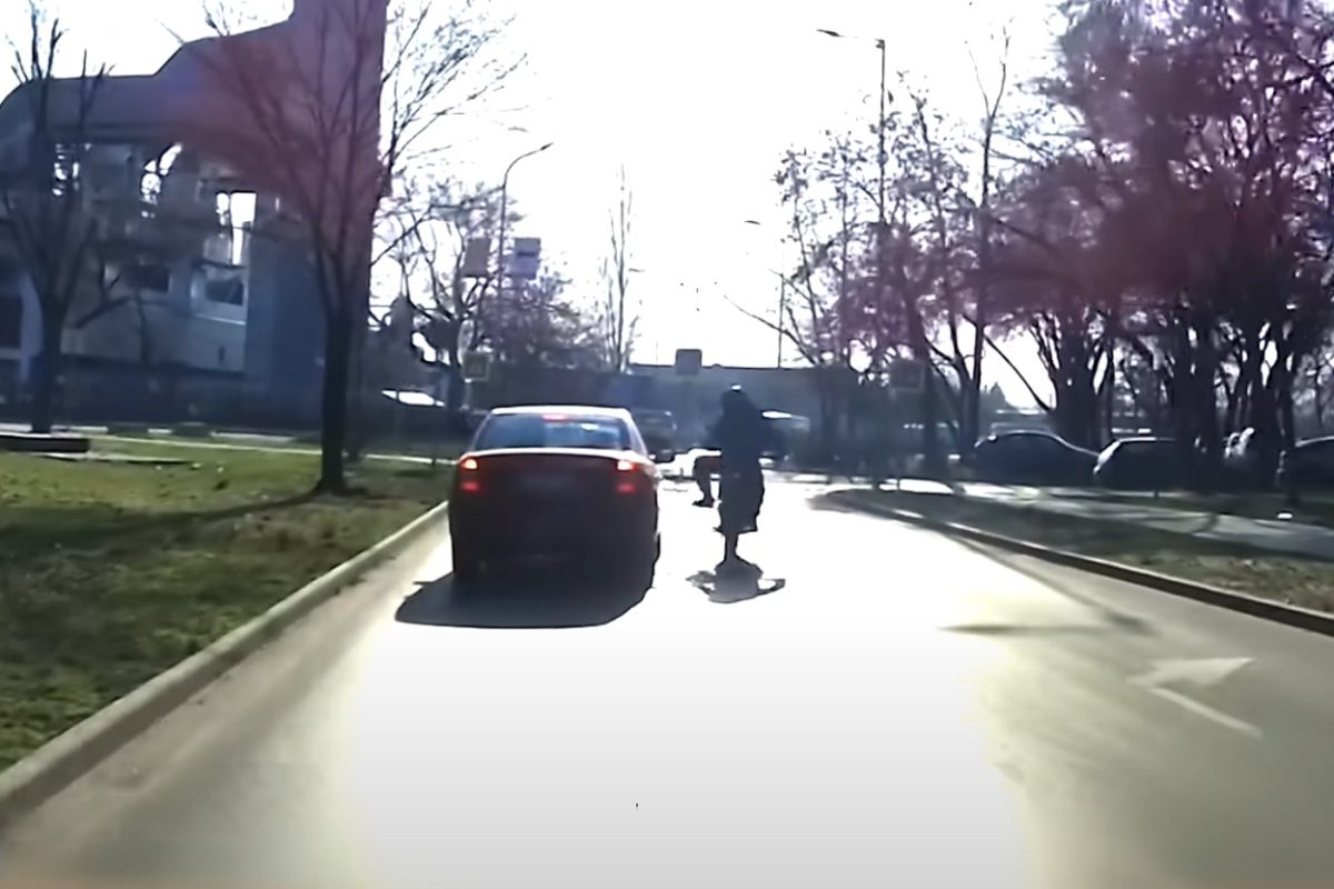 Menet közben rugdosott egy autóst egy motoros Újpalotán (videó)