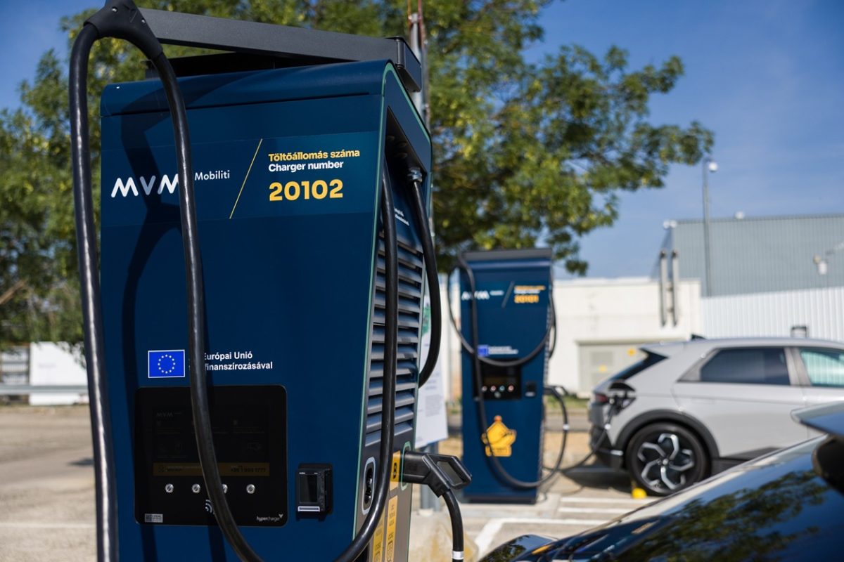 Energiaügyi Minisztérium: 200-nál is több új villanyjárműtöltő áll üzembe