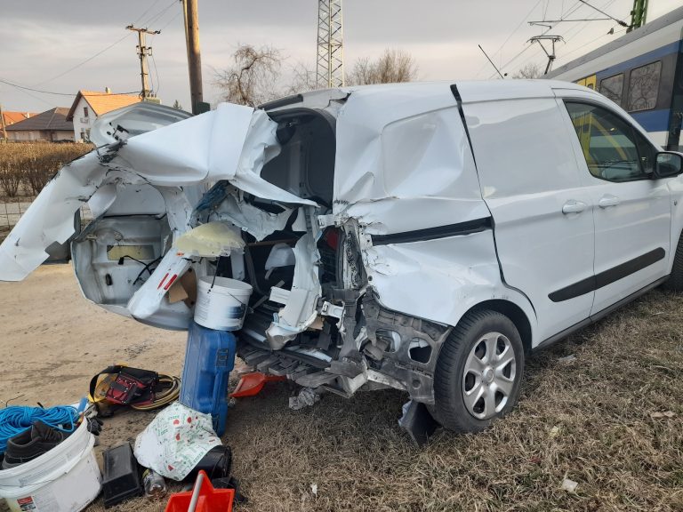 Személyvonattal ütközött egy autó Őrbottyánban hétfő reggel