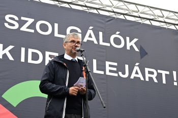 Hadházy 12 milliós bírságot kapott a füstgyertyás akció miatt, őt is kitiltották a Parlamentből