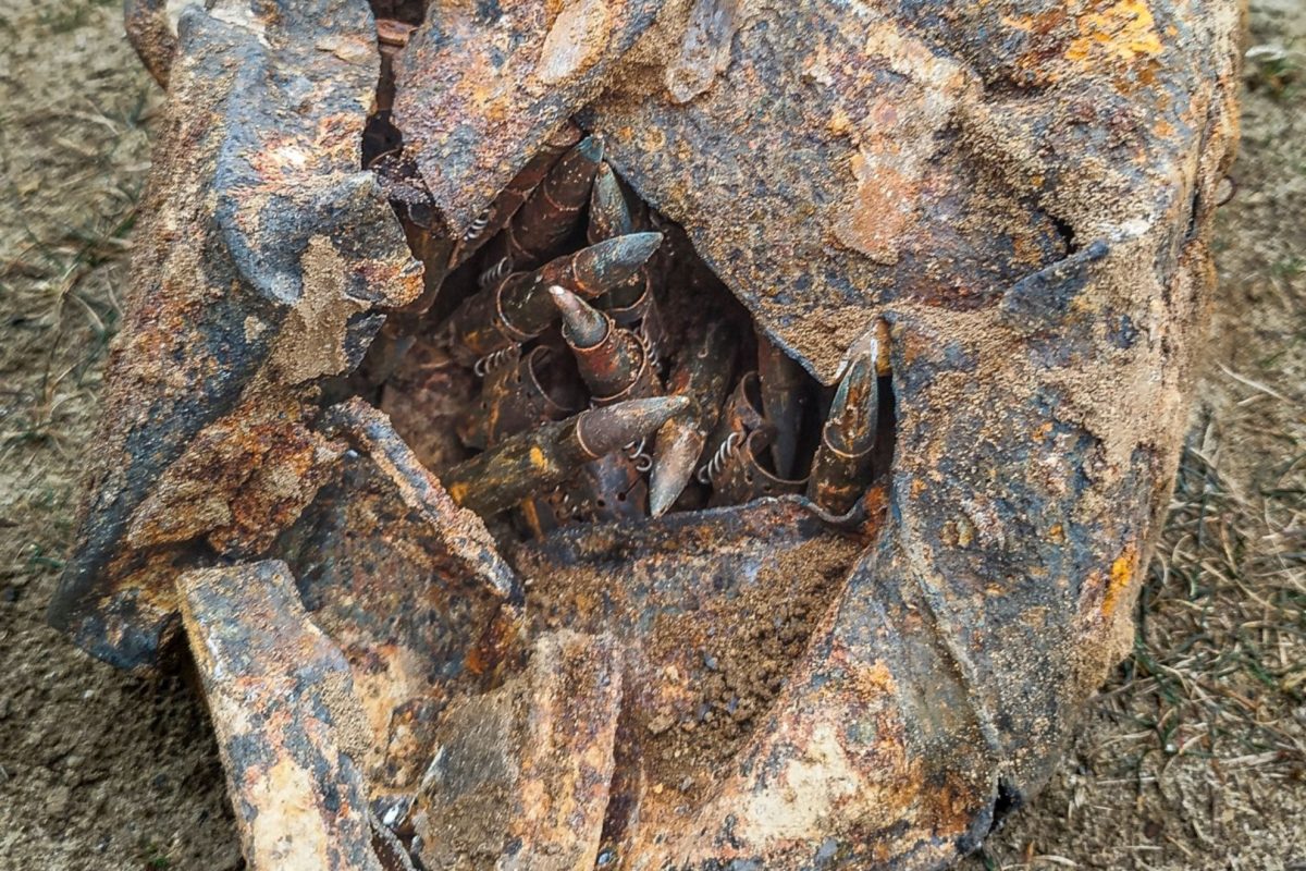 Világháborús kézigránátokat és lőszereket találtak a gödöllői református gimnázium udvarán