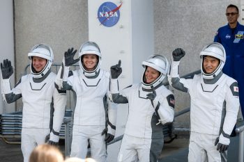 Megérkeztek a Nemzetközi Űrállomásra a SpaceX új űrhajósai, az amerikai legénység hamarosan hazatérhet