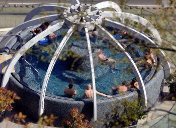 Idén tovább drágulnak a fürdőbelépők