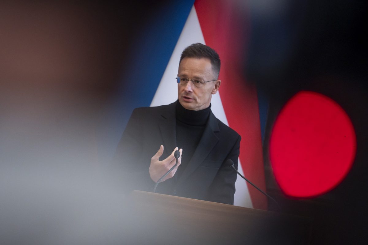 Szijjártó Péter: Európa egyik legelvetemültebb háborúpárti politikusa a lengyel külügyminiszter