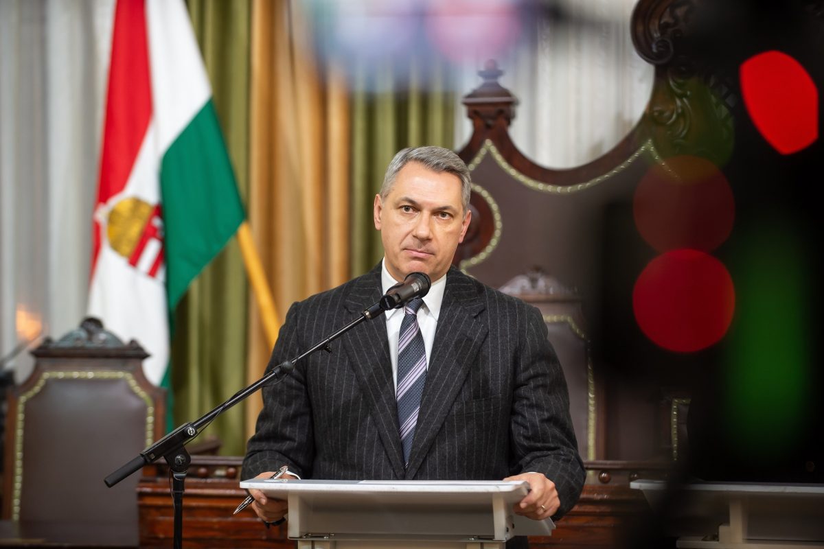 Lázár János megmutatta, hogyan néznek majd ki az új mosdók a busz- és vasútállomásokon