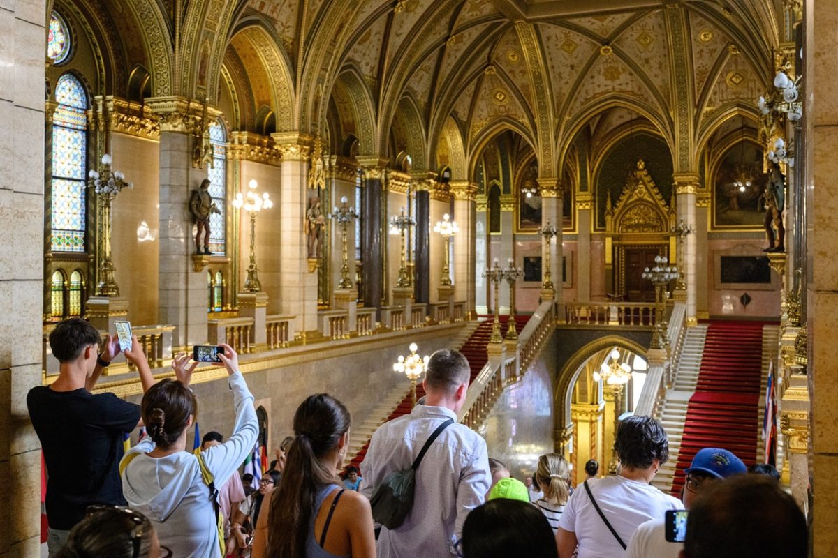 Elkezdik kicserélni a koronatároló vitrint a Kupolacsarnokban