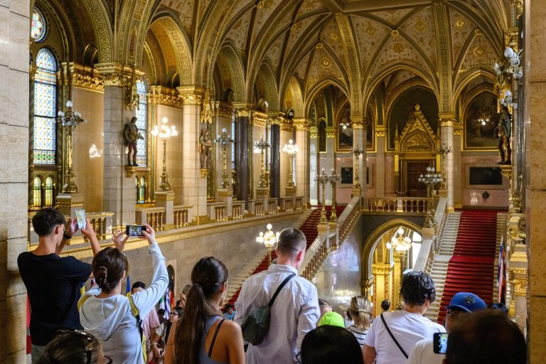 Elkezdik kicserélni a koronatároló vitrint a Kupolacsarnokban