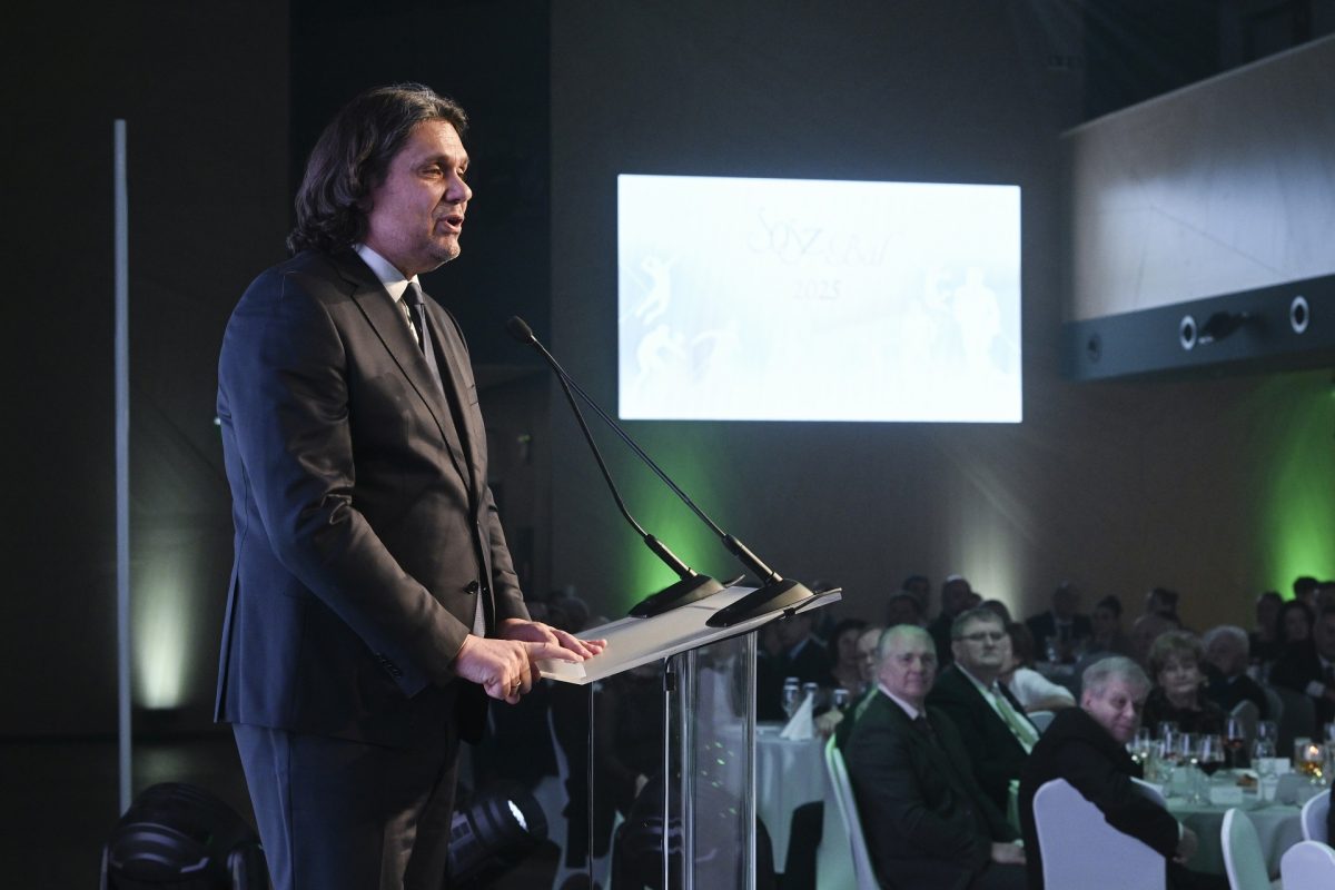 Deutsch Tamás: Magyar Péter úgy beszél újságírókkal is, mint a kapcaronggyal (videó)