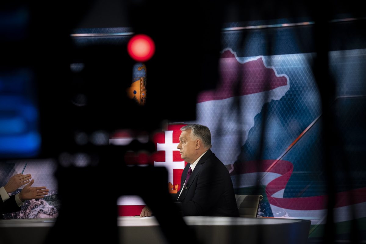 Kocsiból vásárolt virágot nőnapra Orbán Viktor (videó)