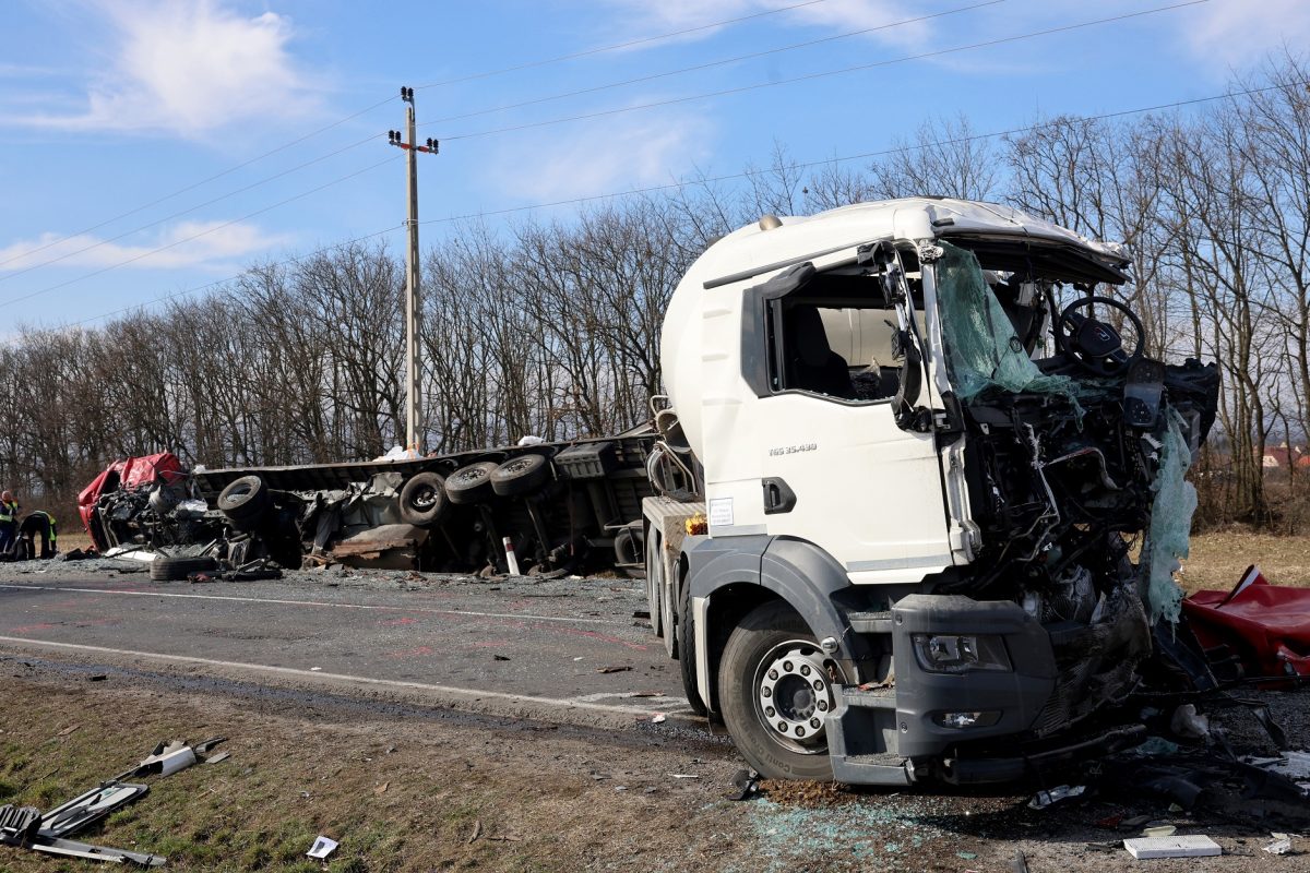Meghalt a frontális kamionbaleset egyik sofőrje