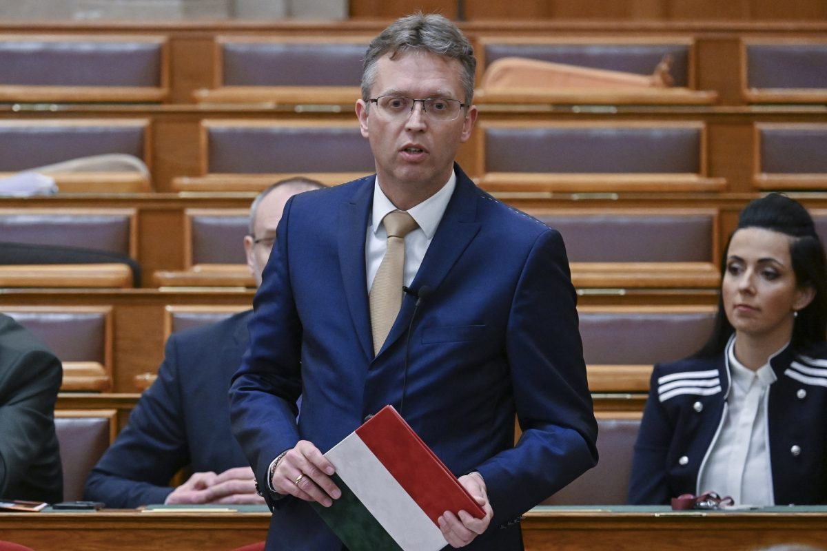 Egy napig sem örülhetett a díjának a gyanúsított tanár